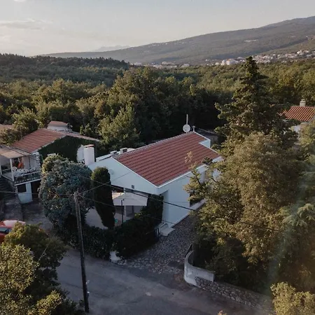 Dvojac House With Jacuzzi And Grill Holiday home Jadranovo