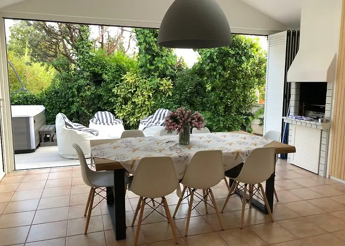 بيت للعطل Dvojac House With Jacuzzi And Grill